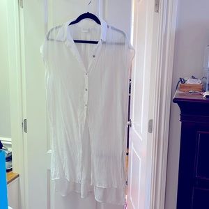 Cute sleeveless top with tie front.